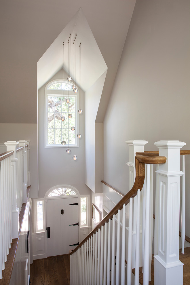 Источник вдохновения для домашнего уюта: большое фойе в стиле неоклассика (современная классика) с серыми стенами, паркетным полом среднего тона, одностворчатой входной дверью и белой входной дверью