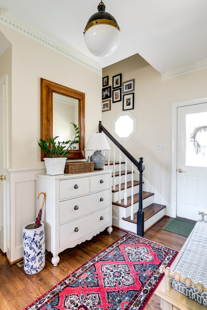 Klassisches Foyer mit beiger Wandfarbe, dunklem Holzboden, Einzeltür und weißer Haustür in Richmond