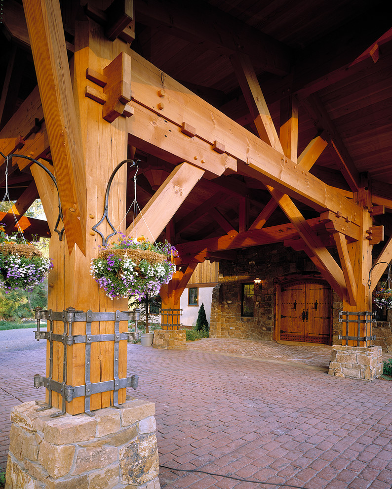 Foto på en lantlig ingång och ytterdörr, med en dubbeldörr och mellanmörk trädörr
