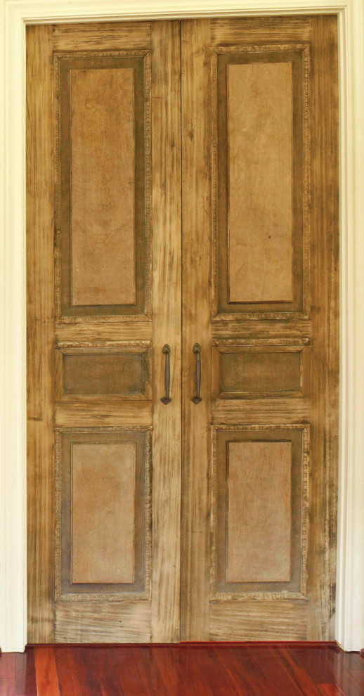 Inspiration pour un hall d'entrée traditionnel de taille moyenne avec un mur beige, parquet foncé, une porte double, une porte en bois clair et un sol rouge.