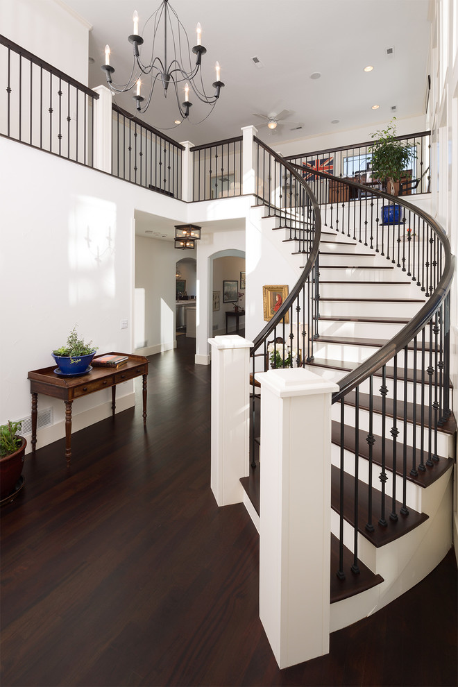 Geräumige Klassische Haustür mit weißer Wandfarbe, dunklem Holzboden, Einzeltür, weißer Haustür und braunem Boden in Denver