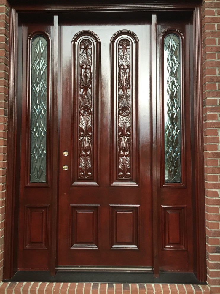 ルイビルにあるお手頃価格の小さなトラディショナルスタイルのおしゃれな玄関ドア (赤いドア) の写真