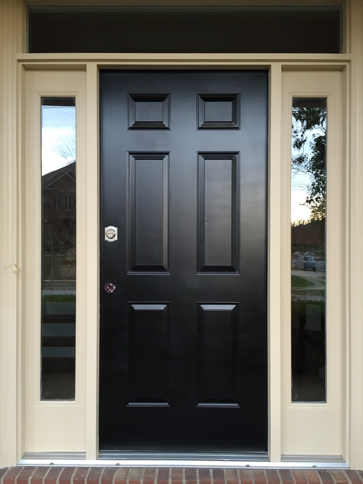 Ejemplo de puerta principal contemporánea de tamaño medio con puerta simple y puerta negra