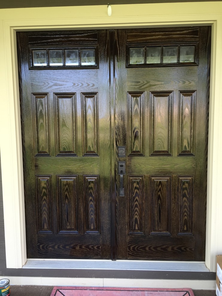 Idée de décoration pour une porte d'entrée tradition de taille moyenne avec une porte double et une porte en bois foncé.