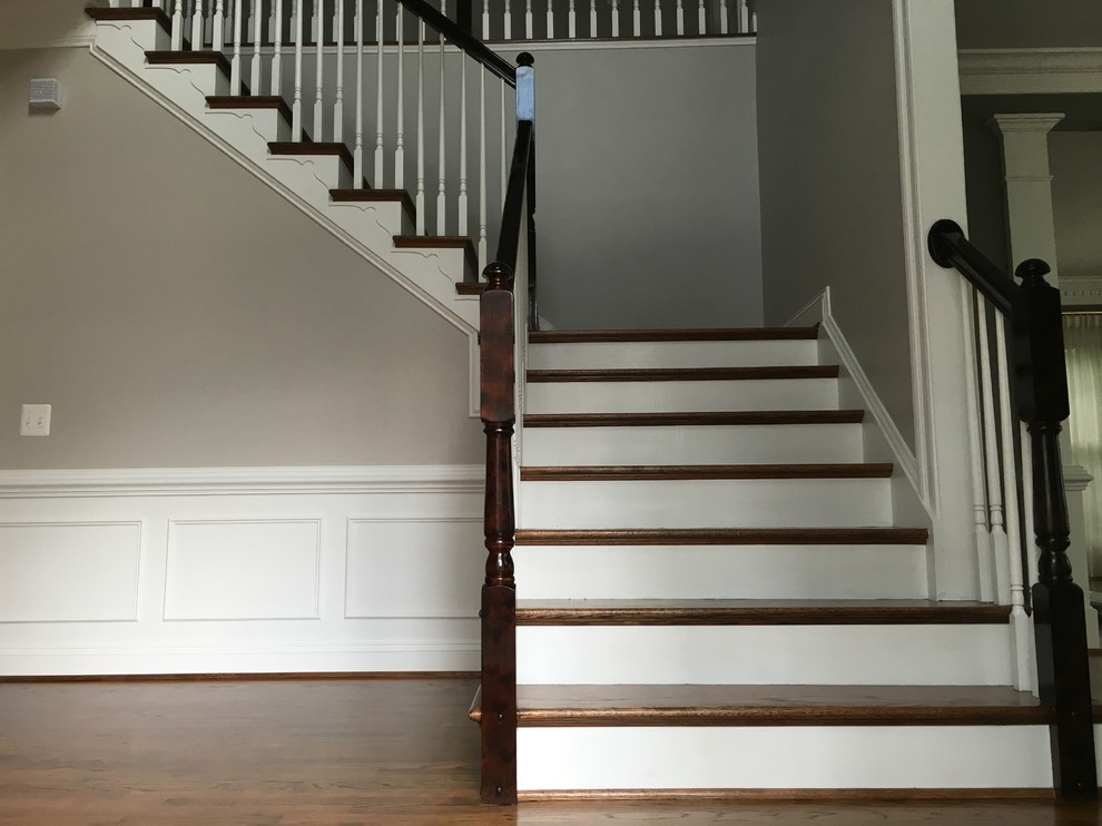 Стильный дизайн: лестница среднего размера в современном стиле - последний тренд