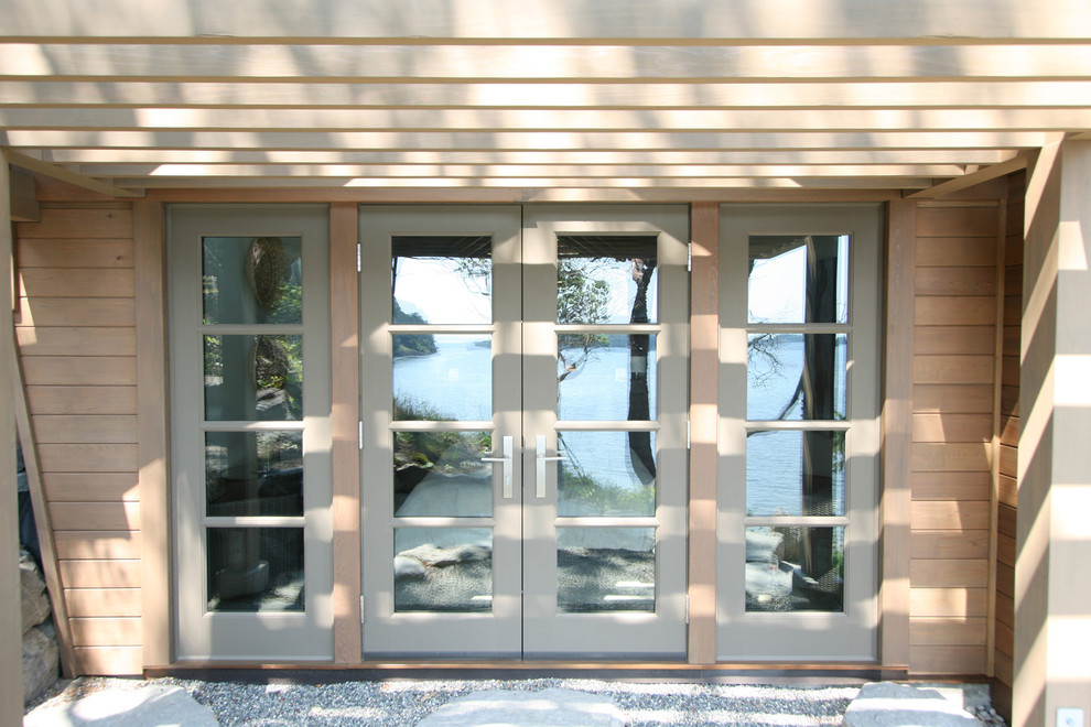 Bild på en funkis ingång och ytterdörr, med en dubbeldörr och en grå dörr