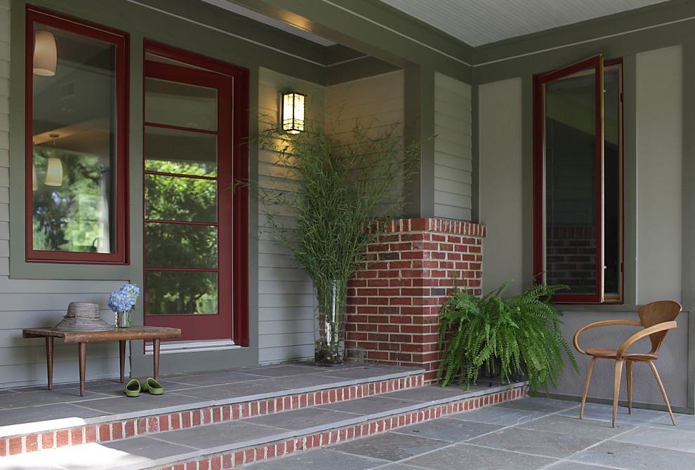 Mittelgroße Klassische Haustür mit Einzeltür, roter Haustür, grauer Wandfarbe, Keramikboden und grauem Boden in Washington, D.C.