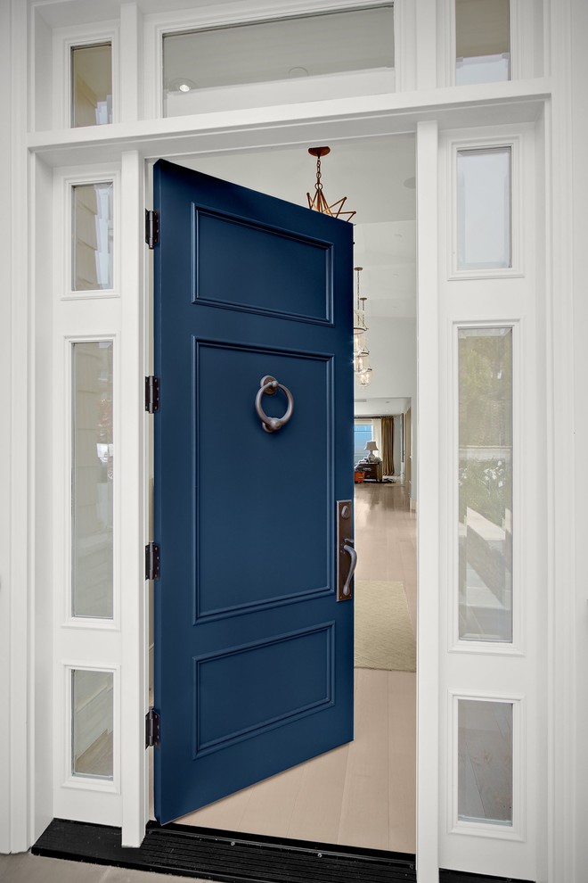 Inspiration pour une grande porte d'entrée design avec un mur blanc, parquet clair, une porte simple, une porte bleue et un sol beige.