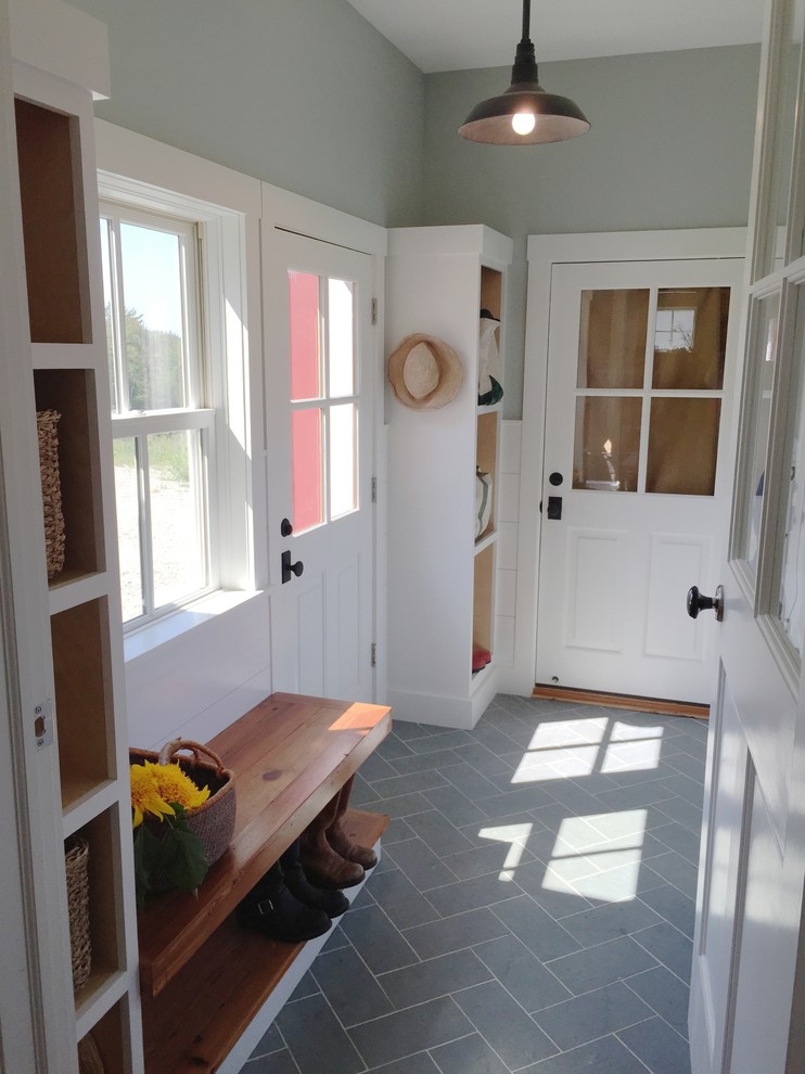 Ejemplo de vestíbulo posterior campestre de tamaño medio con paredes grises, suelo de pizarra, puerta simple y puerta blanca