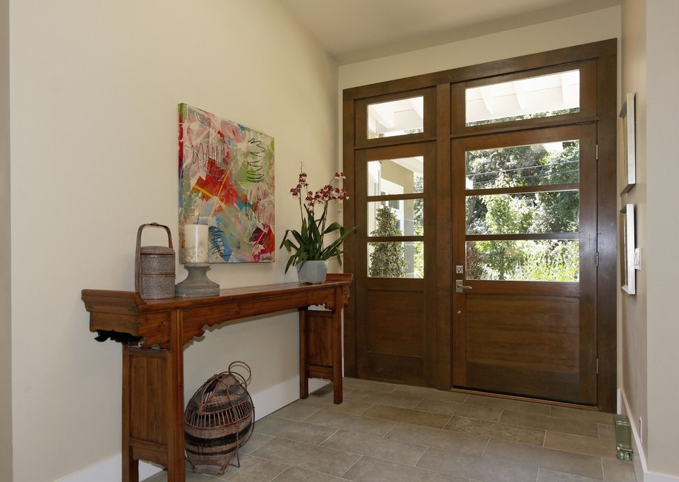 Ejemplo de puerta principal tradicional renovada de tamaño medio con paredes blancas, suelo de baldosas de porcelana, puerta simple y puerta de vidrio
