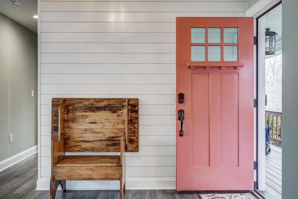 Foto de entrada campestre con suelo laminado, puerta simple y suelo gris