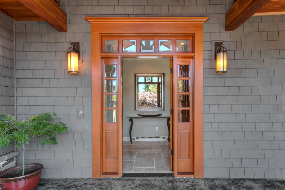 Idee per una porta d'ingresso american style di medie dimensioni con pareti grigie, pavimento in pietra calcarea, una porta singola, una porta in legno scuro e pavimento grigio