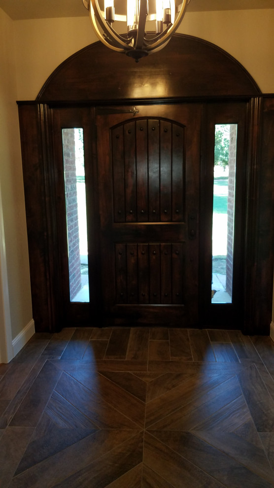 Klassische Haustür mit brauner Wandfarbe, Porzellan-Bodenfliesen, Einzeltür, dunkler Holzhaustür und braunem Boden in Sonstige
