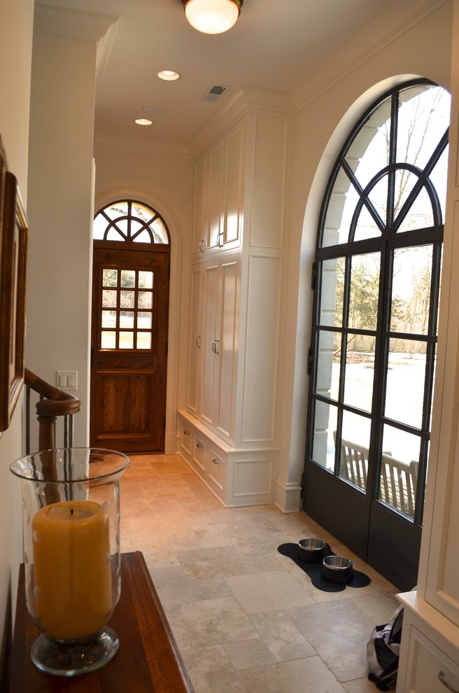 Idee per un grande corridoio tradizionale con pareti bianche, pavimento in gres porcellanato, una porta singola e una porta in legno scuro