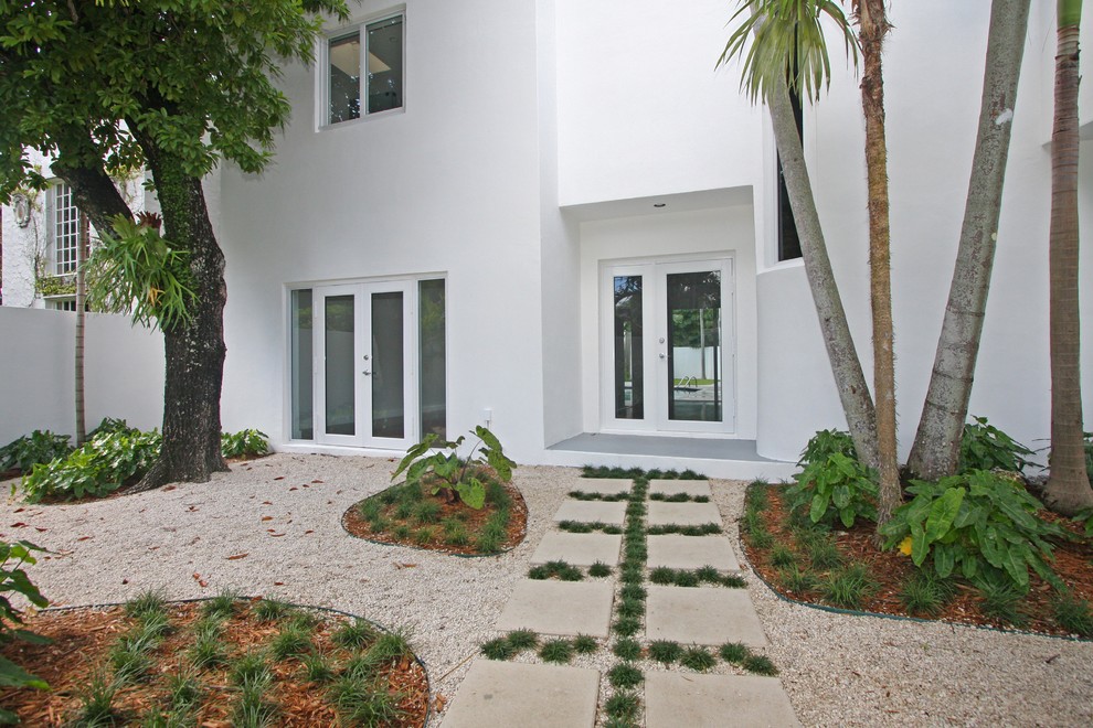 Moderner Eingang mit Einzeltür in Miami