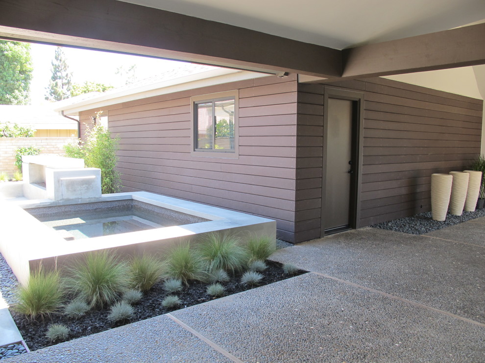 Example of a 1960s entryway design in Orange County
