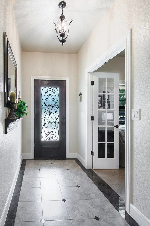 Mittelgroße Klassische Haustür mit beiger Wandfarbe, Marmorboden, Einzeltür und dunkler Holzhaustür in San Diego