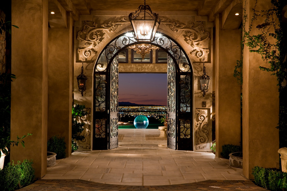 Großes Mediterranes Foyer mit beiger Wandfarbe, Porzellan-Bodenfliesen, Doppeltür und Haustür aus Glas in Las Vegas