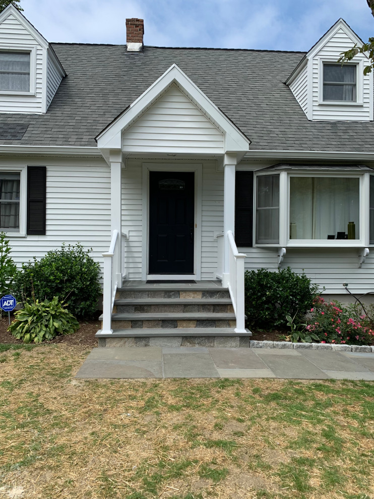 Mittelgroße Klassische Haustür mit weißer Wandfarbe, Travertin, Einzeltür, blauer Haustür und blauem Boden in Bridgeport