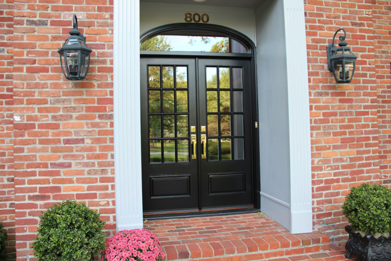 Свежая идея для дизайна: входная дверь в классическом стиле с двустворчатой входной дверью - отличное фото интерьера