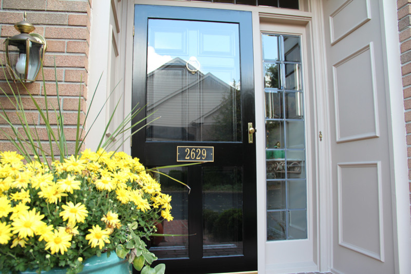 Klassische Haustür mit Einzeltür und schwarzer Haustür in Louisville