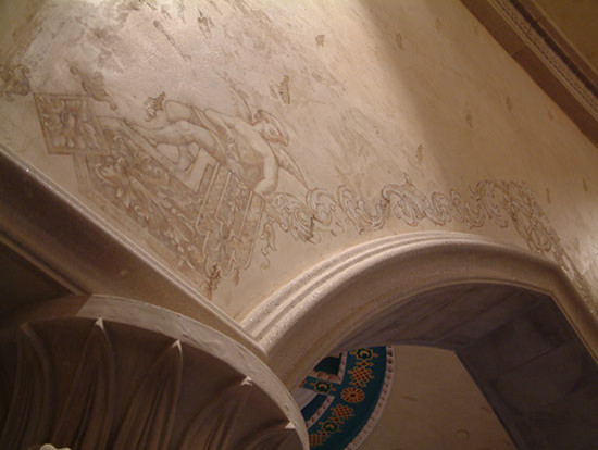 Exemple d'un très grand hall d'entrée méditerranéen avec un mur beige et un sol en carrelage de porcelaine.