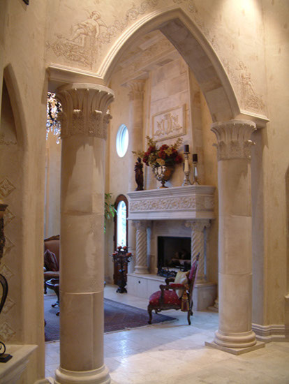 Geräumiges Mediterranes Foyer mit beiger Wandfarbe und Porzellan-Bodenfliesen in Sacramento