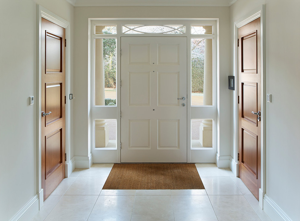 Идея дизайна: входная дверь среднего размера в классическом стиле с бежевыми стенами, полом из керамической плитки, одностворчатой входной дверью, белой входной дверью и бежевым полом