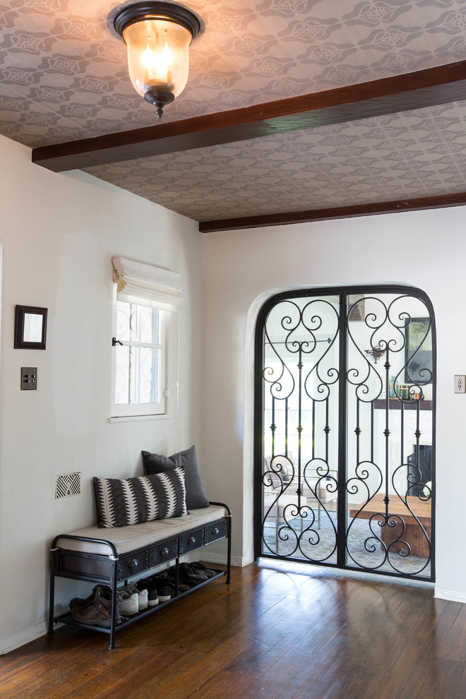 Klassischer Eingang mit Korridor, weißer Wandfarbe, braunem Holzboden und braunem Boden in Los Angeles