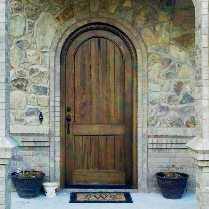 Cette photo montre une porte d'entrée chic avec une porte simple et une porte en bois foncé.