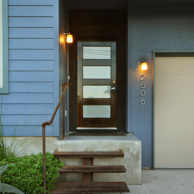 Exemple d'une porte d'entrée tendance avec une porte simple et une porte en bois foncé.