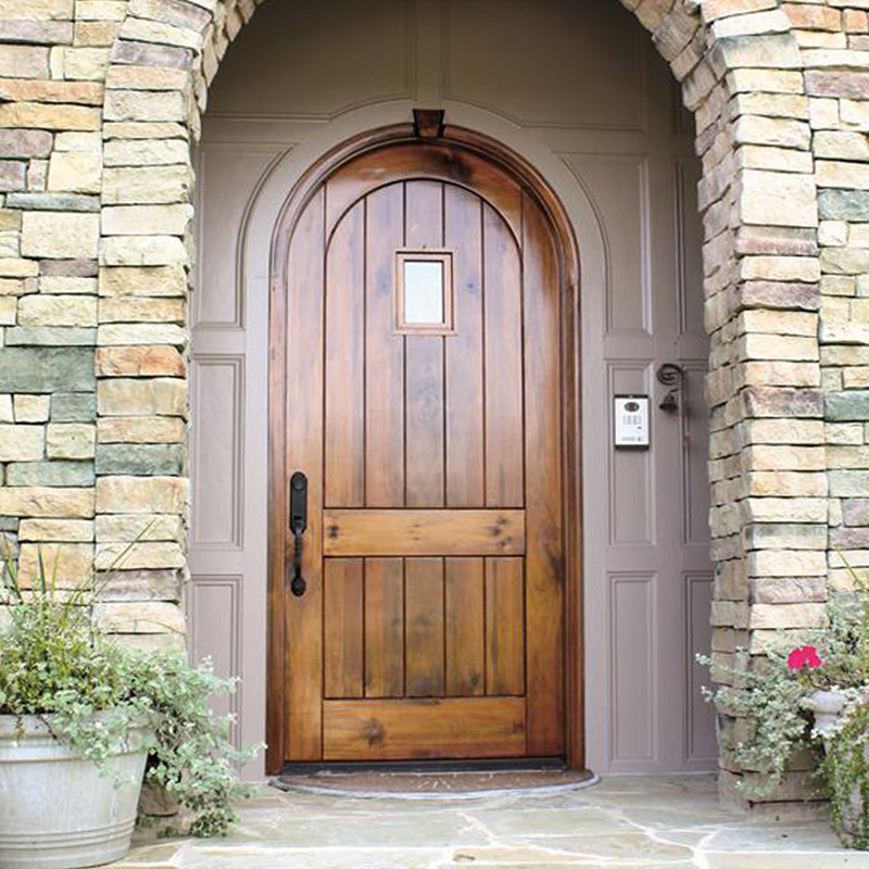 Immagine di una porta d'ingresso rustica con una porta singola e una porta in legno bruno
