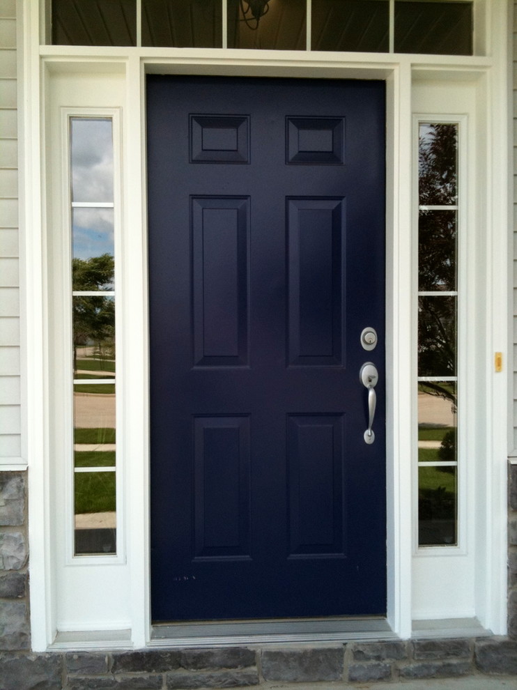 Idéer för en mellanstor klassisk ingång och ytterdörr, med en enkeldörr och en blå dörr