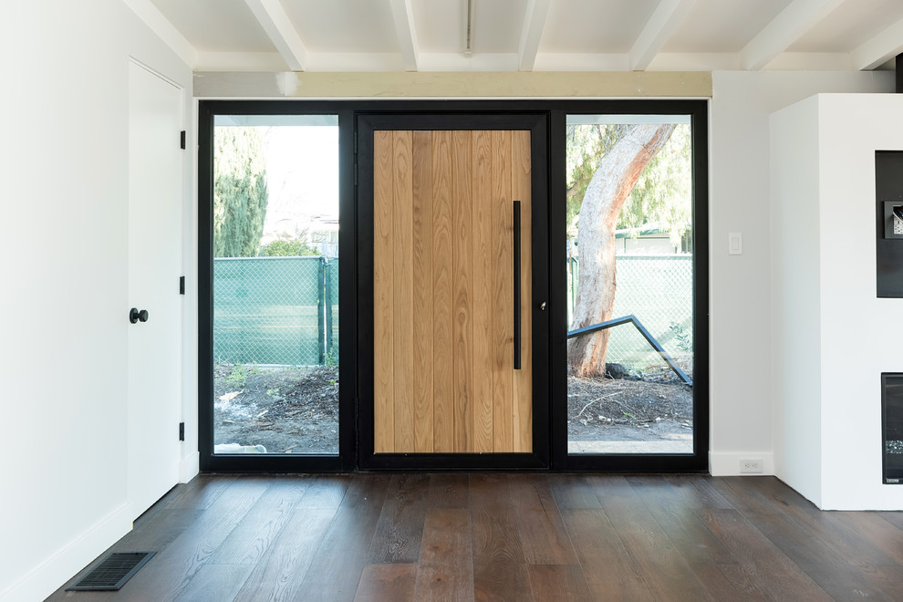 Große Moderne Haustür mit weißer Wandfarbe, braunem Holzboden, Einzeltür und heller Holzhaustür in San Francisco
