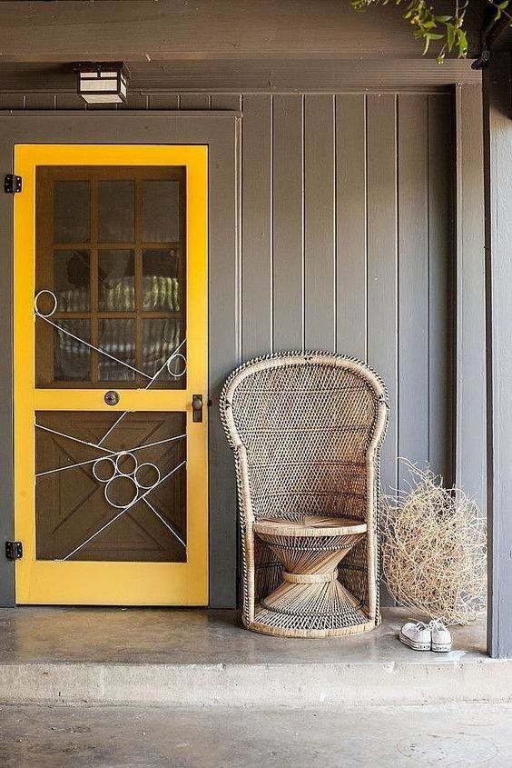 Свежая идея для дизайна: входная дверь среднего размера в современном стиле с серыми стенами, бетонным полом, одностворчатой входной дверью и желтой входной дверью - отличное фото интерьера