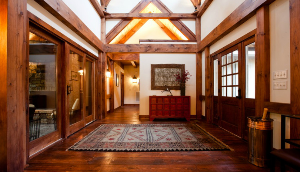 Mittelgroße Urige Haustür mit beiger Wandfarbe, braunem Holzboden, Einzeltür und hellbrauner Holzhaustür in Little Rock