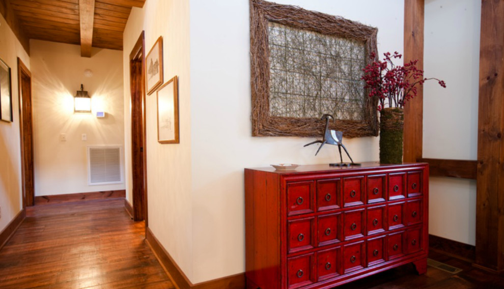 Foto de puerta principal rústica de tamaño medio con paredes beige, suelo de madera en tonos medios, puerta simple y puerta de madera en tonos medios