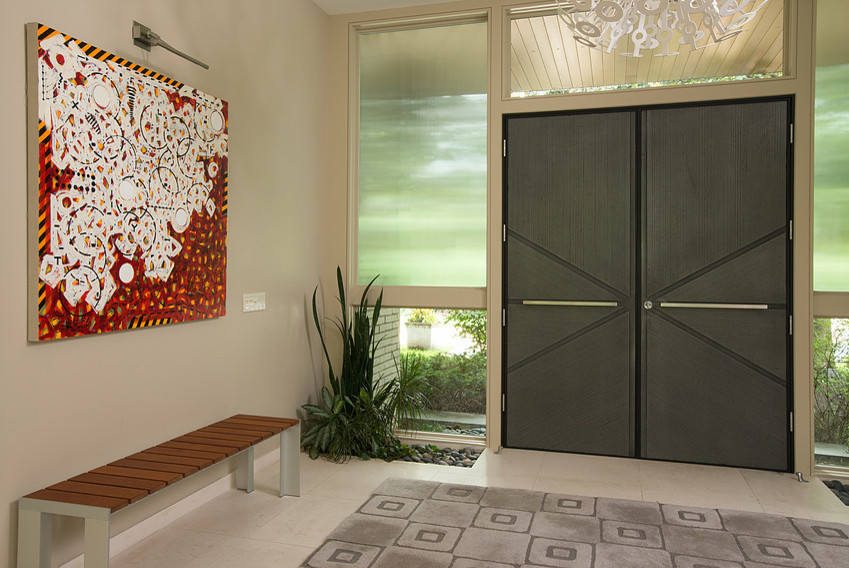 Diseño de distribuidor contemporáneo de tamaño medio con paredes blancas, suelo de baldosas de cerámica, puerta doble, puerta gris y suelo blanco