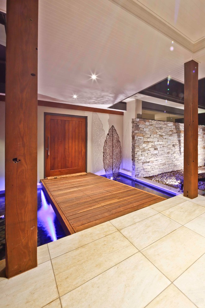 Geräumige Moderne Haustür mit Drehtür, hellbrauner Holzhaustür, weißer Wandfarbe, Porzellan-Bodenfliesen und beigem Boden in Gold Coast - Tweed