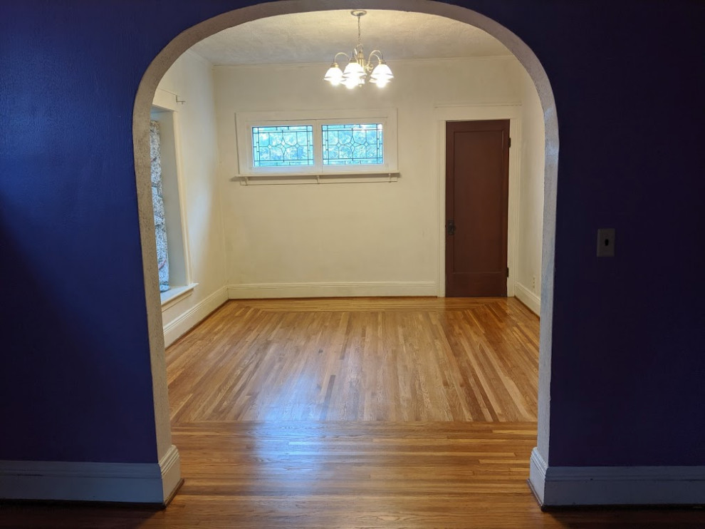 Cette photo montre un hall d'entrée chic de taille moyenne avec un mur blanc, parquet clair et une porte simple.