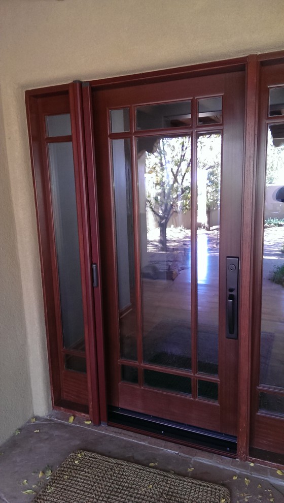 Exempel på en mellanstor klassisk ingång och ytterdörr, med en enkeldörr och en brun dörr