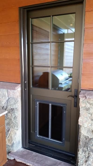 Idéer för en mellanstor klassisk ingång och ytterdörr, med en enkeldörr och en brun dörr