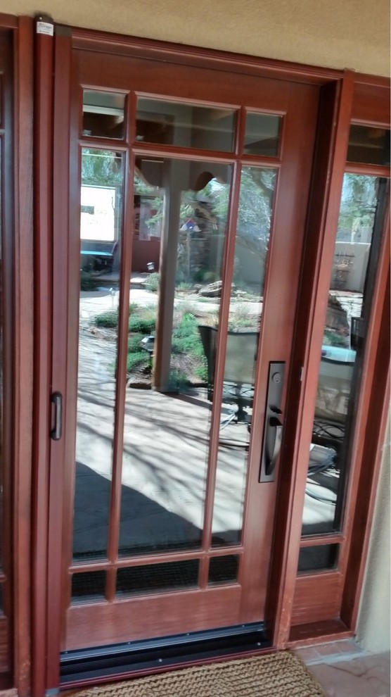 Exemple d'une porte d'entrée chic de taille moyenne avec une porte simple et une porte marron.