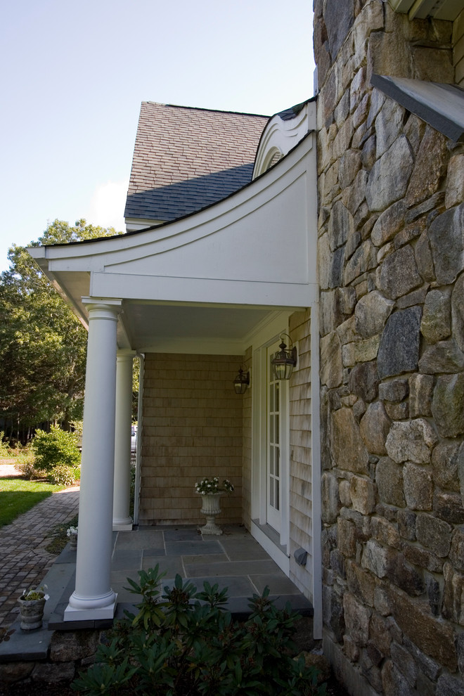 Mittelgroße Klassische Haustür mit Einzeltür und weißer Haustür in Providence