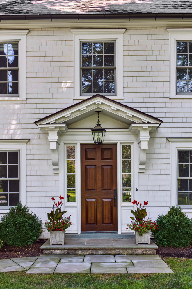Стильный дизайн: входная дверь в классическом стиле с одностворчатой входной дверью и входной дверью из дерева среднего тона - последний тренд