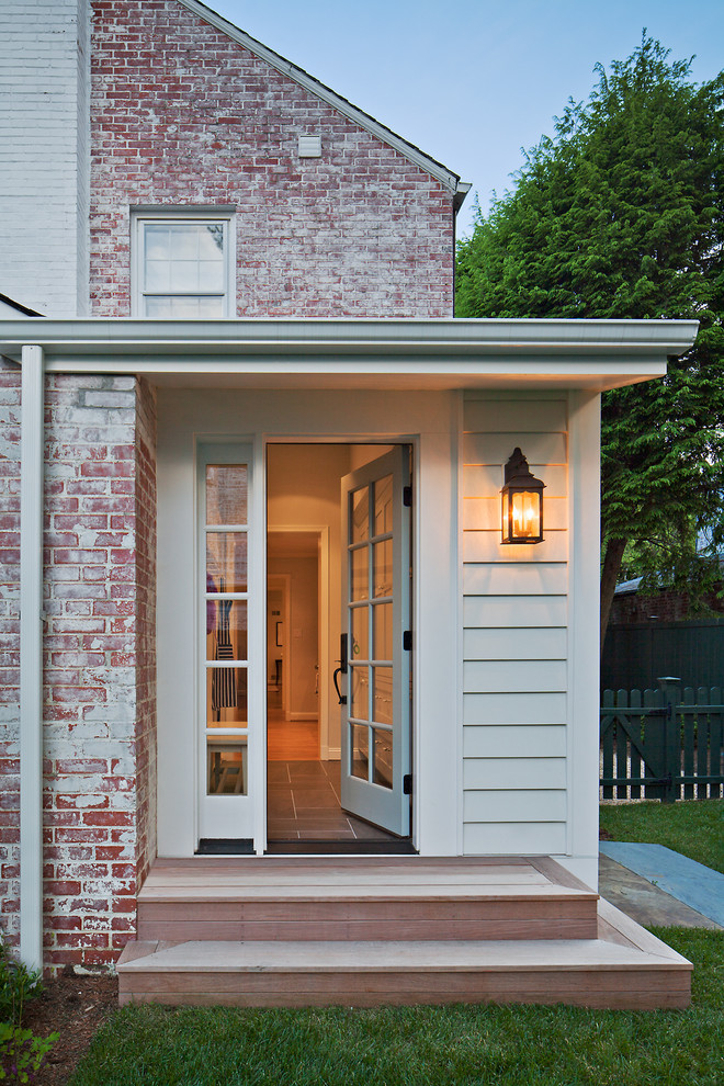 Exemple d'une petite entrée chic avec un vestiaire, un mur beige, un sol en carrelage de porcelaine, une porte simple et une porte bleue.