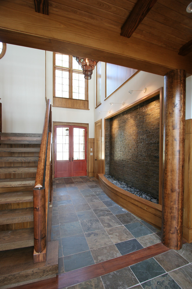 На фото: фойе среднего размера в современном стиле с белыми стенами, двустворчатой входной дверью, стеклянной входной дверью и полом из сланца с