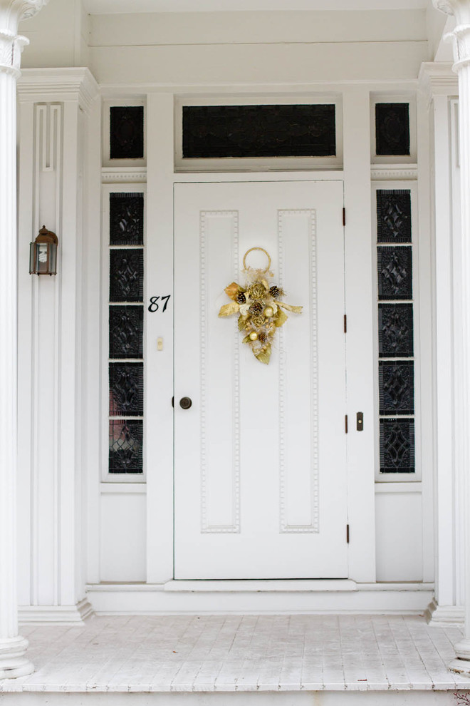 Foto på en vintage ingång och ytterdörr, med en enkeldörr och en vit dörr