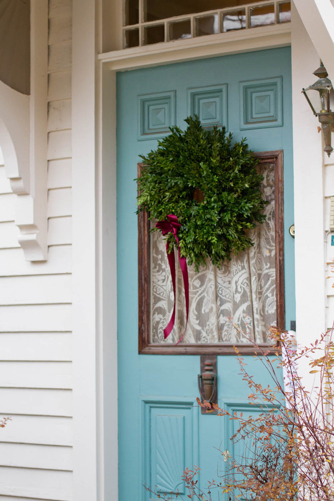 Inspiration för en vintage ingång och ytterdörr, med en enkeldörr och en blå dörr