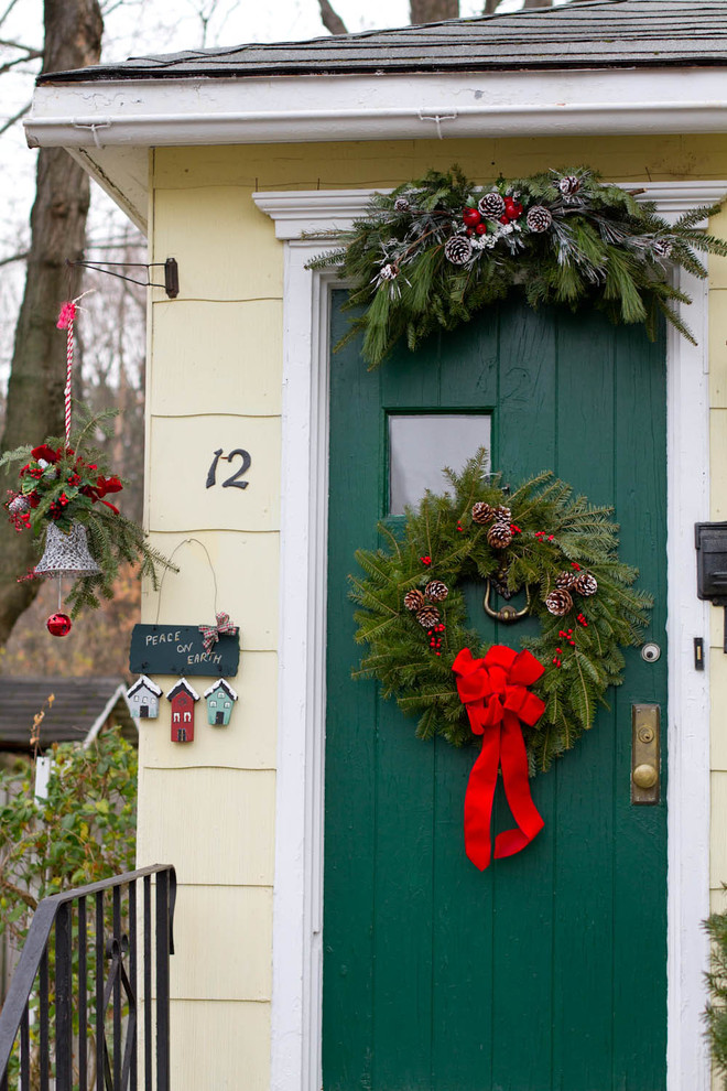 Источник вдохновения для домашнего уюта: входная дверь в классическом стиле с одностворчатой входной дверью и зеленой входной дверью